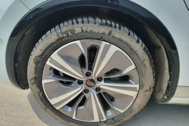 Used Hongqi E-HS9 2022 660 km Range Flagway Edition Six Seats Left Front Wheel Hub