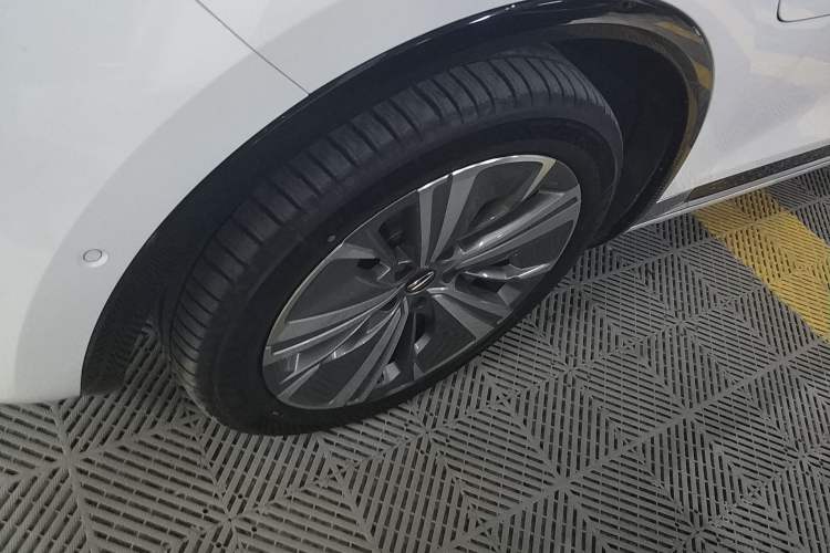 Used Hongqi E-HS9 2022 660 km Range Flagway Edition Six Seats Left Front Wheel Hub