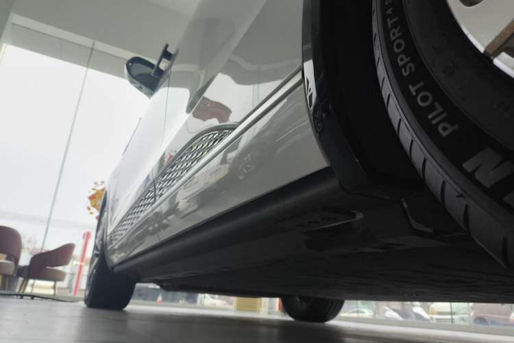 Used Hongqi E-HS9 2022 660 km Range Flagway Edition Six Seats Left Side Sill