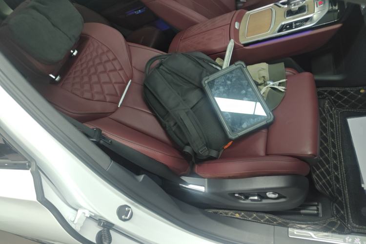 Used Hongqi E-HS9 2022 660 km Range Flagway Edition Six Seats Right Front Seat