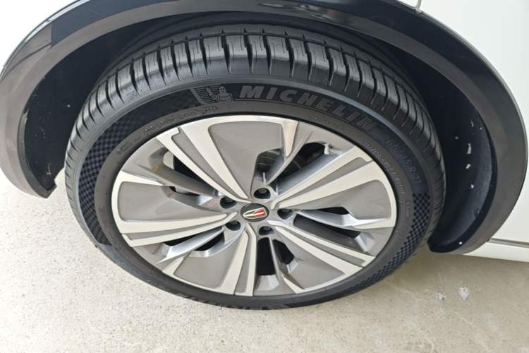 Used Hongqi E-HS9 2022 690 km Range Flagship Edition Six Seats Right Rear Wheel Hub
