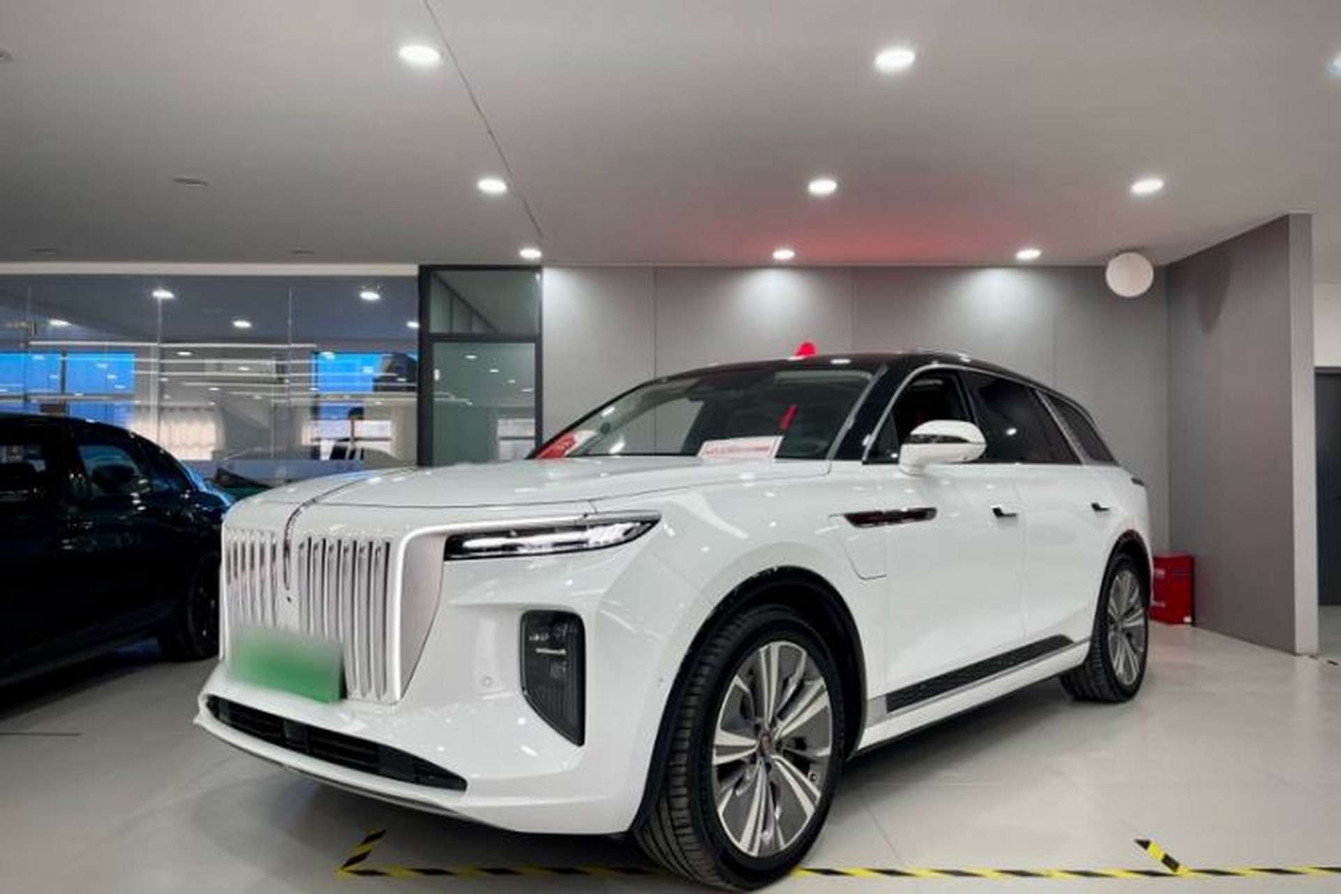 Used Hongqi E-HS9 2024 690 km Range Flagship Edition Six-Seater Front Left 45 Deg