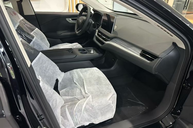 Used Hongqi E-QM5 2025 500km Range Commuter Version Interior 4