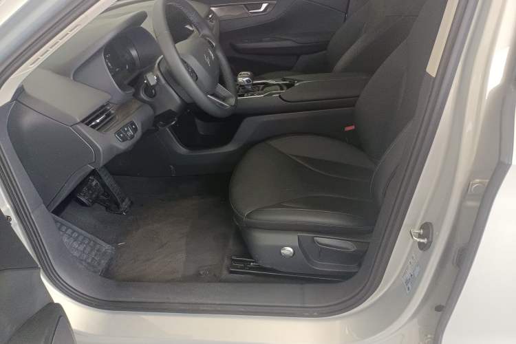 Used Hongqi E-QM5 2022 431 km Charge & Enjoy Edition Interior 3