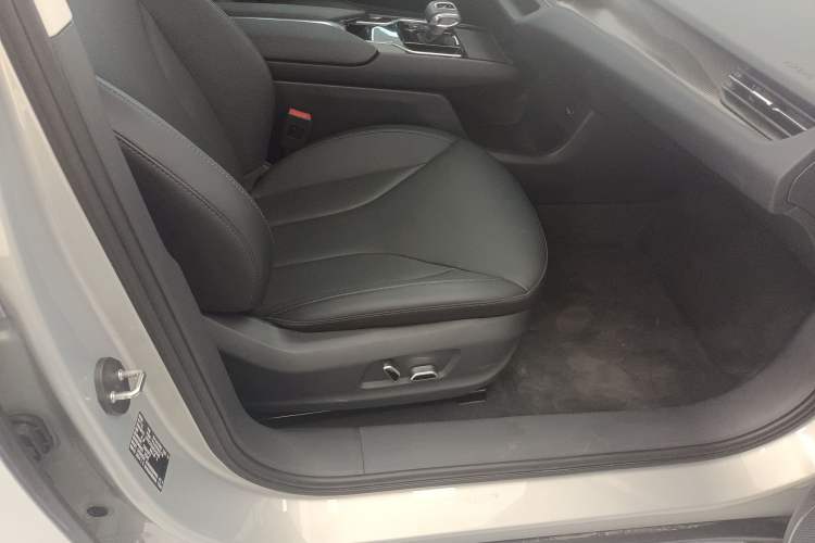 Used Hongqi E-QM5 2022 431 km Charge & Enjoy Edition Interior 4