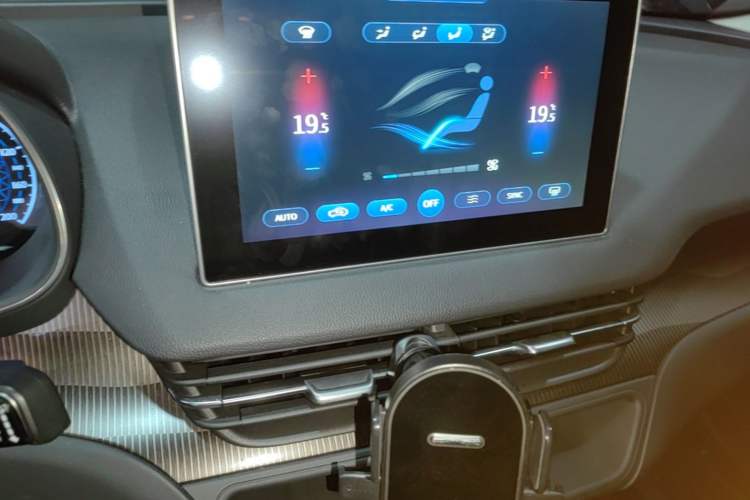 Used Hongqi E-QM5 2021 Online Booking Charging Basic Edition 5 Seats Audio And AC Panel