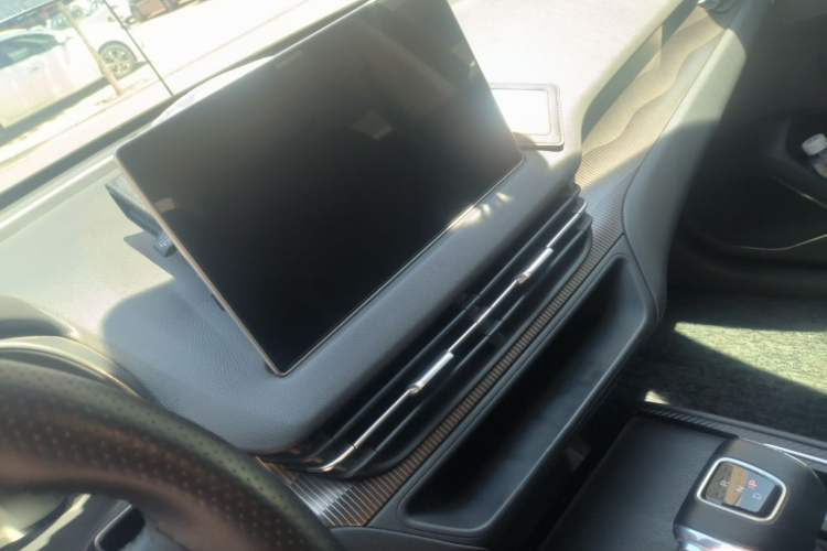 Used Hongqi E-QM5 2021 Online Booking Charging T3 Edition 5-Seater Audio And AC Panel