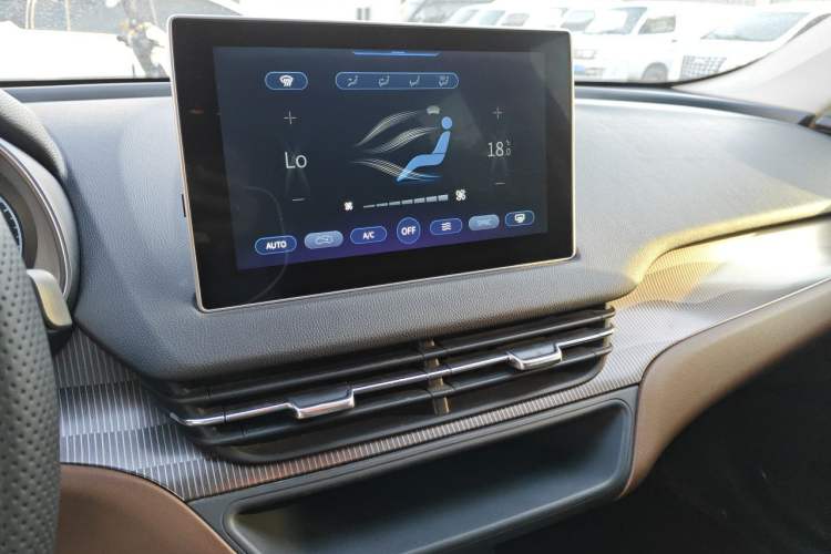 Used Hongqi E-QM5  Audio And AC Panel