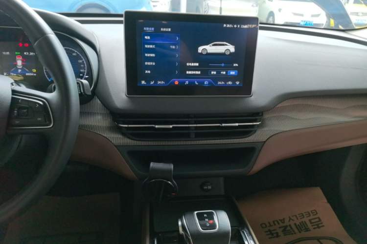 Used Hongqi E-QM5 2021 Online Booking Charging T3 Edition 4 Seats Audio And AC Panel