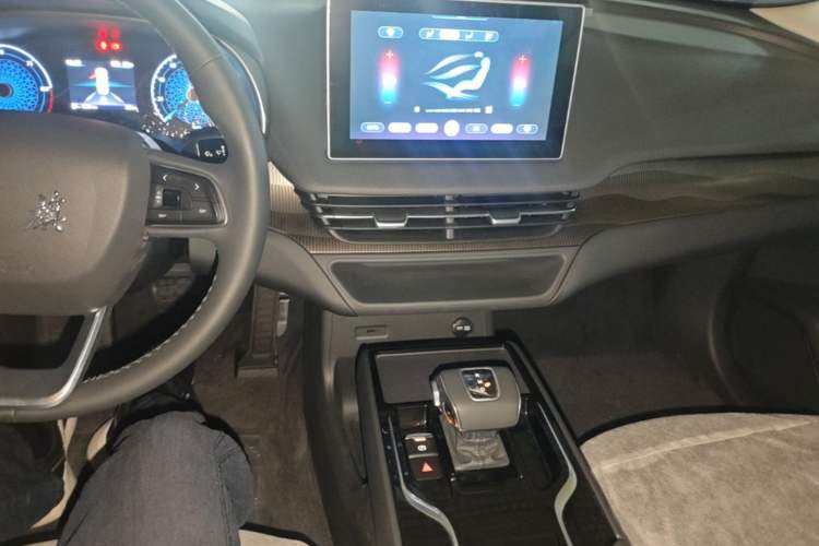 Used Hongqi E-QM5 2021 Online Booking Charging Basic Edition 5 Seats Audio And AC Panel