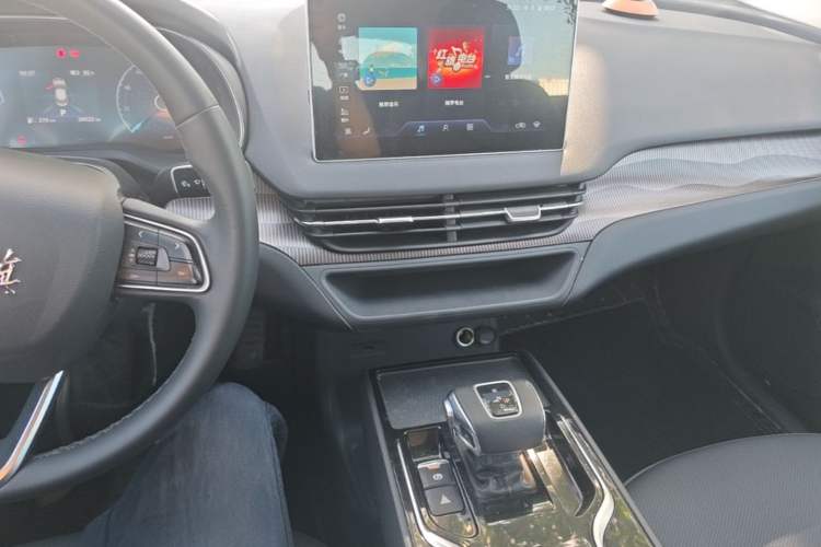 Used Hongqi E-QM5 2021 Charging Version Flagship Edition Audio And AC Panel