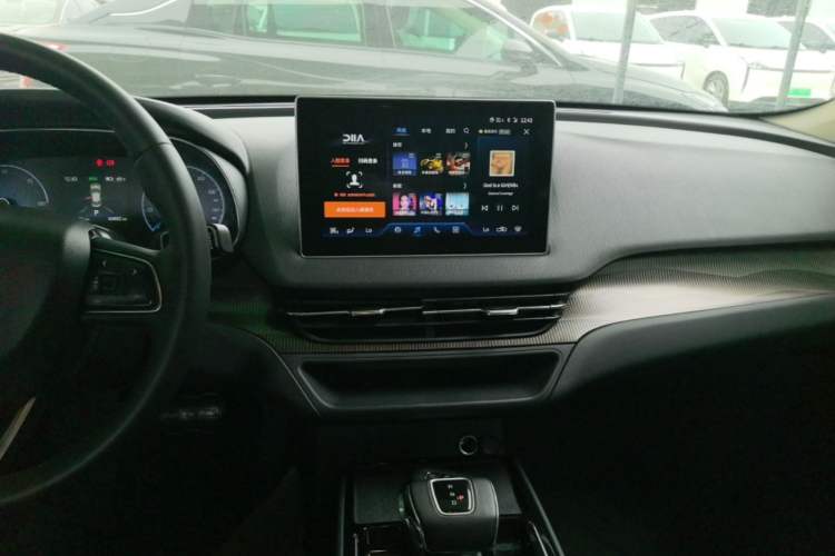 Used Hongqi E-QM5 2021 Online Booking Charging T3 Edition 4 Seats Audio And AC Panel