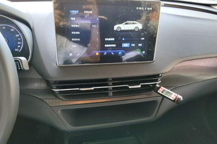 Used Hongqi E-QM5 2021 Online Booking Charging Basic Edition 5 Seats Audio And AC Panel