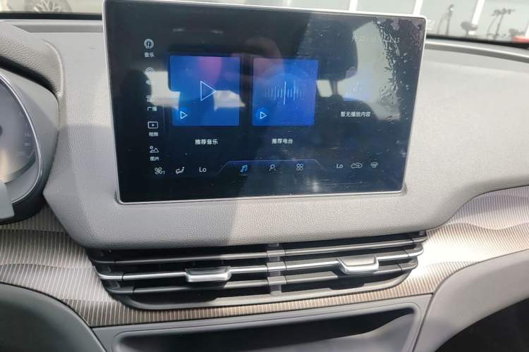 Used Hongqi E-QM5 2021 Charging Version Flagship Edition Audio And AC Panel
