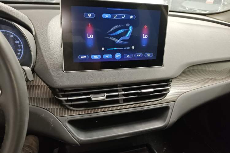 Used Hongqi E-QM5 2021 Charging Version Flagship Edition Audio And AC Panel