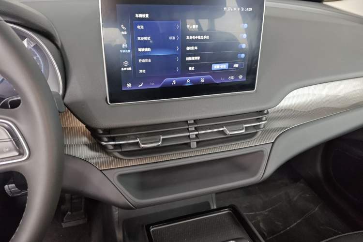 Used Hongqi E-QM5 2021 Charging Version Flagship Edition Audio And AC Panel
