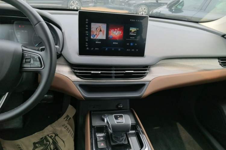 Used Hongqi E-QM5 2021 Online Booking Charging T3 Edition 4 Seats Audio And AC Panel
