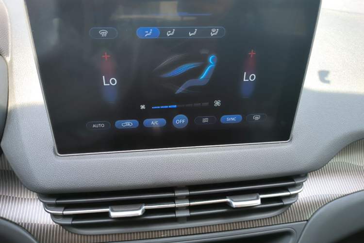 Used Hongqi E-QM5 2021 Online Booking Charging Basic Edition 5 Seats Audio And AC Panel