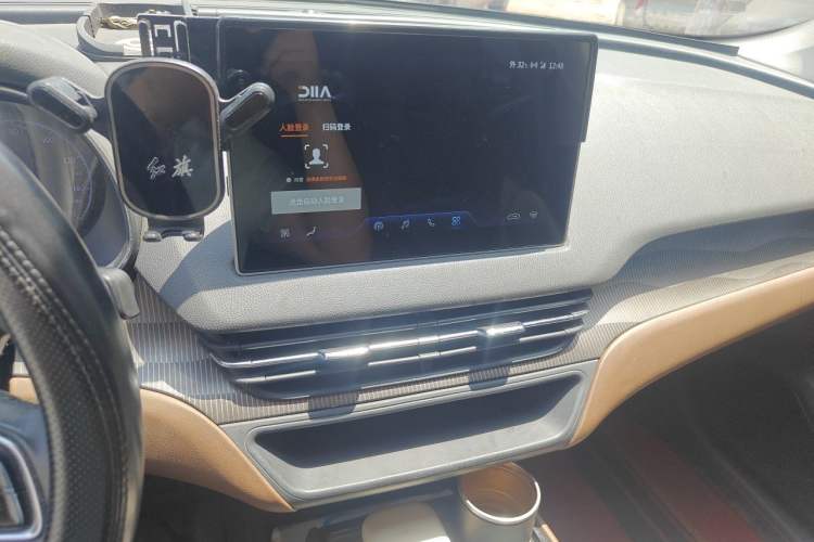 Used Hongqi E-QM5 2021 Charging T3 Version 4 Seats Audio And AC Panel