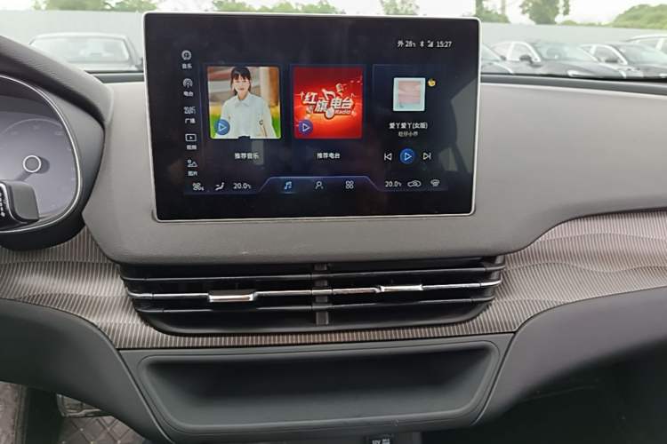 Used Hongqi E-QM5 2021 Online Booking Charging Basic Edition 5 Seats Audio And AC Panel