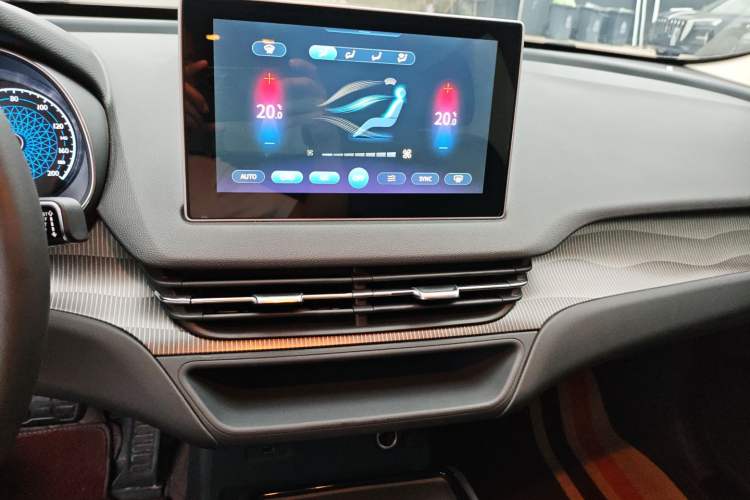 Used Hongqi E-QM5 2021 Charging Version Flagship Edition Audio And AC Panel