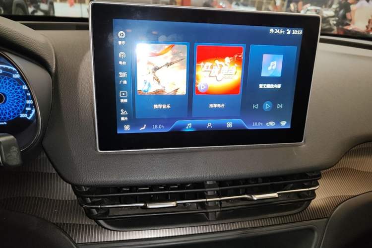 Used Hongqi E-QM5 2021 Online Booking Charging Basic Edition 5 Seats Audio And AC Panel
