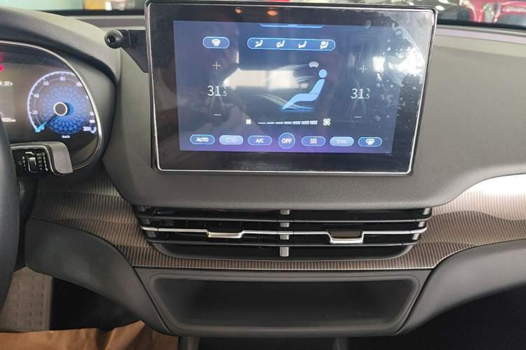 Used Hongqi E-QM5 2021 Online Booking Charging T3 Edition 5-Seater Audio And AC Panel