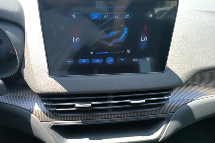 Used Hongqi E-QM5 2021 Online Booking Charging Basic Edition 5 Seats Audio And AC Panel