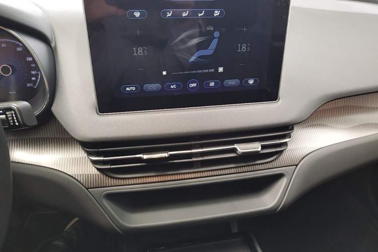 Used Hongqi E-QM5 2021 Charging Version Flagship Edition Audio And AC Panel