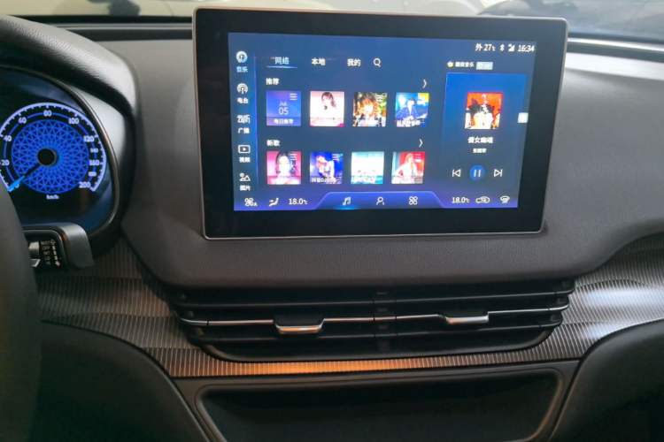 Used Hongqi E-QM5 2021 Online Booking Charging Basic Edition 4 Seats Audio And AC Panel