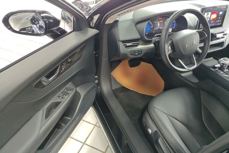 Used Hongqi E-QM5 2021 Online Booking Charging T3 Edition 5-Seater Driver Seat