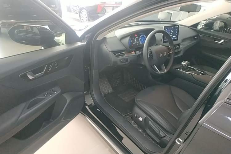 Used Hongqi E-QM5 2021 Online Booking Charging T3 Edition 5-Seater Driver Seat