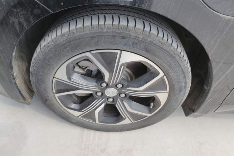 Used Hongqi E-QM5 2021 Charging Version Flagship Edition Exterior 4