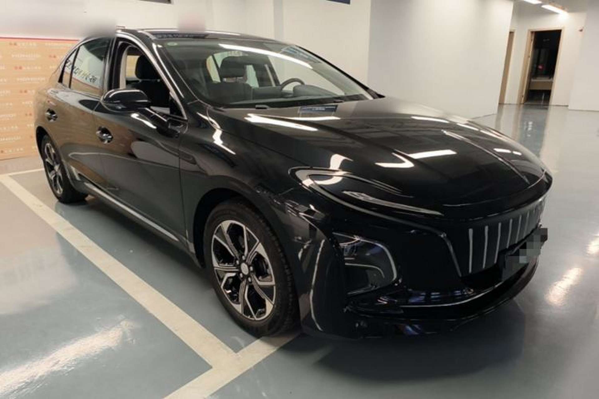 Used Hongqi E-QM5 2021 Online Booking Charging Basic Edition 5 Seats Front Right 45 Deg