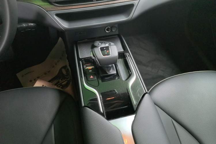 Used Hongqi E-QM5 2021 Online Booking Charging T3 Edition 4 Seats Gear Lever
