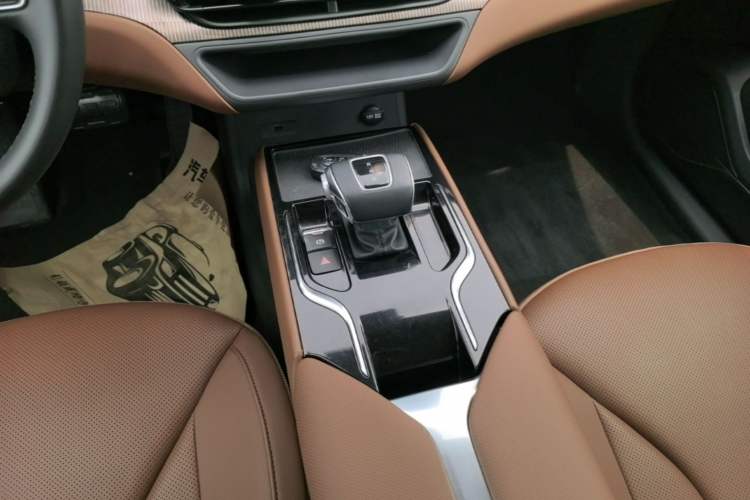 Used Hongqi E-QM5 2021 Online Booking Charging T3 Edition 4 Seats Gear Lever