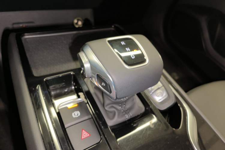 Used Hongqi E-QM5 2021 Online Booking Charging Basic Edition 5 Seats Gear Lever
