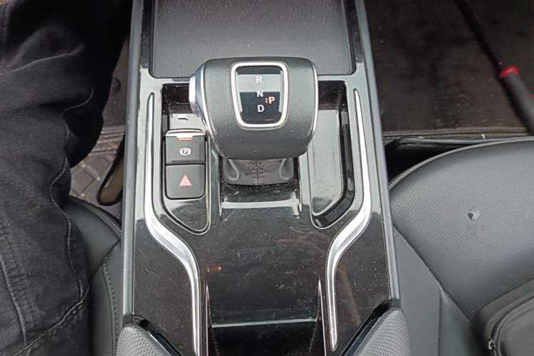 Used Hongqi E-QM5 2021 Online Booking Charging Basic Edition 5 Seats Gear Lever