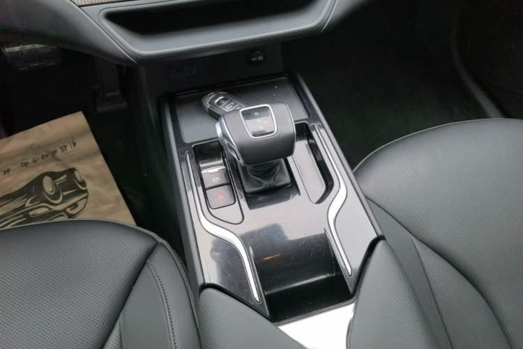 Used Hongqi E-QM5 2021 Charging T3 Version 4 Seats Gear Lever