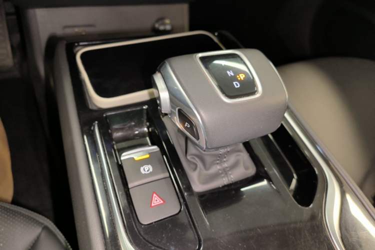 Used Hongqi E-QM5 2021 Online Booking Charging Basic Edition 5 Seats Gear Lever