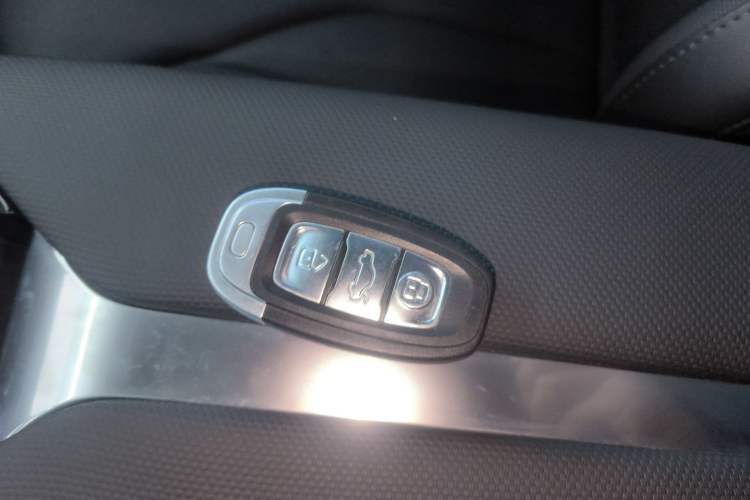 Used Hongqi E-QM5 2021 Online Booking Charging T3 Edition 5-Seater Interior 1