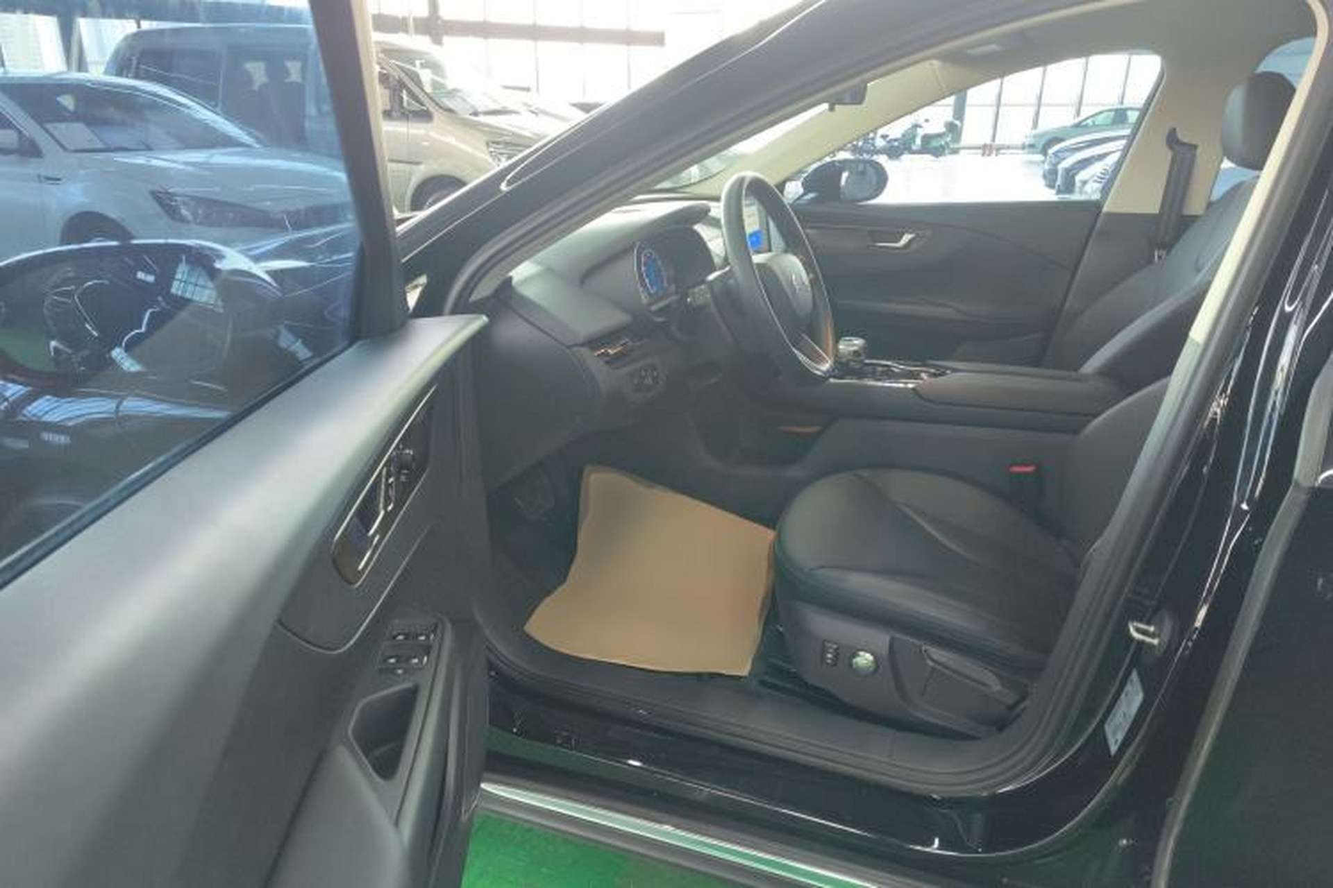 Used Hongqi E-QM5 2021 Online Booking Charging T3 Edition 5-Seater Interior 3