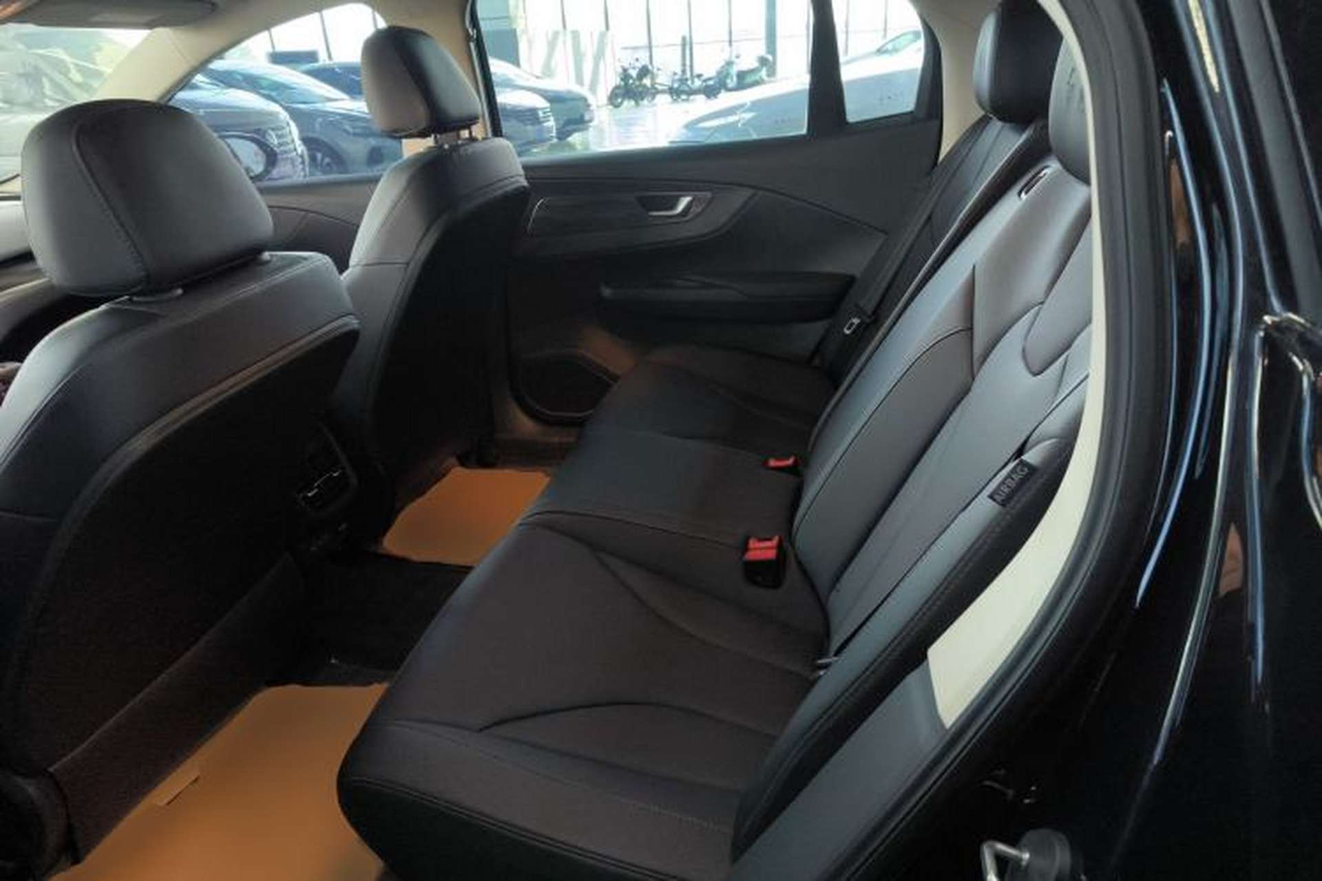 Used Hongqi E-QM5 2021 Online Booking Charging T3 Edition 5-Seater Interior 4