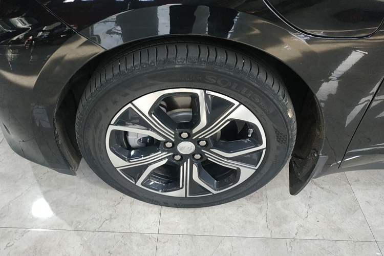 Used Hongqi E-QM5 2021 Charging Version Flagship Edition Left Front Wheel Hub