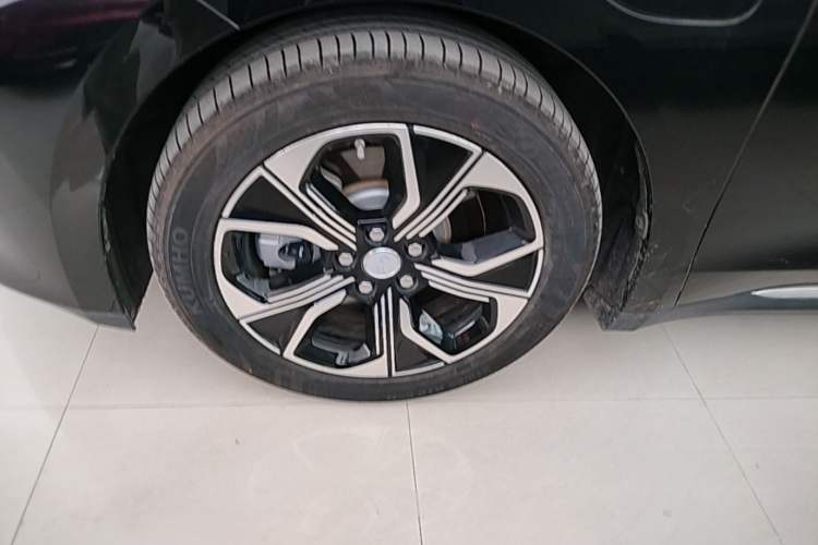 Used Hongqi E-QM5 2021 Charging Version Flagship Edition Left Front Wheel Hub