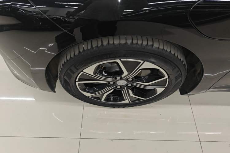 Used Hongqi E-QM5 2021 Online Booking Charging Basic Edition 5 Seats Left Front Wheel Hub