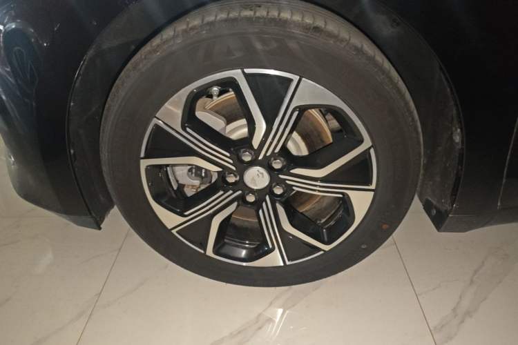Used Hongqi E-QM5 2021 Online Booking Charging Basic Edition 5 Seats Left Front Wheel Hub