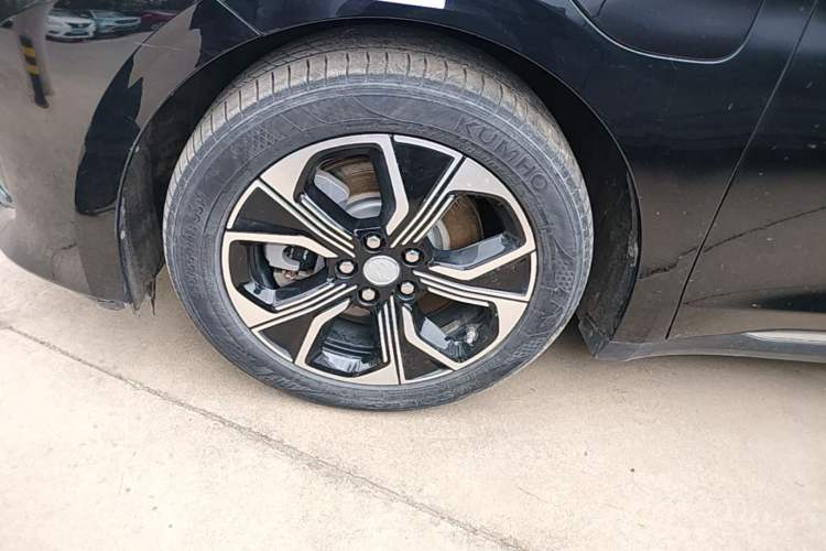 Used Hongqi E-QM5 2021 Online Booking Charging Basic Edition 5 Seats Left Front Wheel Hub