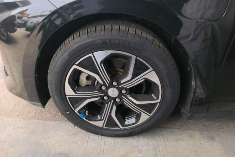 Used Hongqi E-QM5 2021 Online Booking Charging T3 Edition 4 Seats Left Front Wheel Hub
