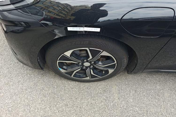 Used Hongqi E-QM5 2021 Online Booking Charging Basic Edition 5 Seats Left Front Wheel Hub